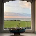 아파트 Lifeboat House *