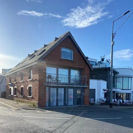 Lifeboat House דירה